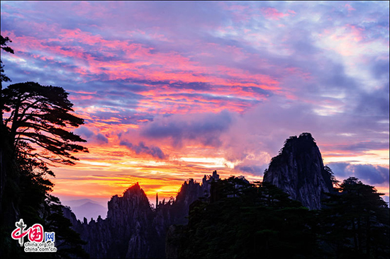 安徽黃山高溫催生火燒云 大半個(gè)天空被染紅