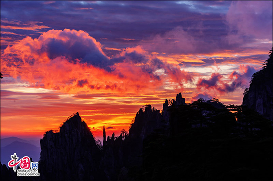 安徽黃山高溫催生火燒云 大半個(gè)天空被染紅