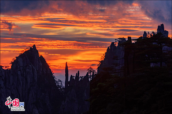 安徽黃山高溫催生火燒云 大半個(gè)天空被染紅