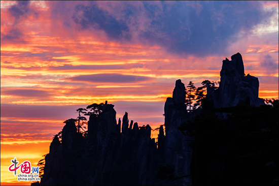 安徽黃山高溫催生火燒云 大半個(gè)天空被染紅