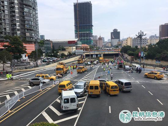 昨夜強(qiáng)降雨 昆明警方聞警而動(dòng)防汛減災(zāi) 昨夜強(qiáng)降雨 昆明警方聞警而動(dòng)防汛減災(zāi)