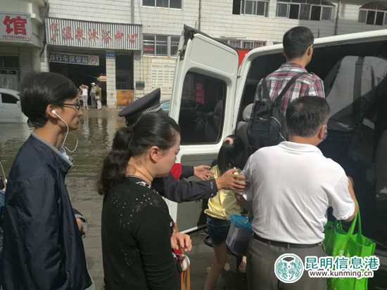 昨夜強(qiáng)降雨 昆明警方聞警而動(dòng)防汛減災(zāi)