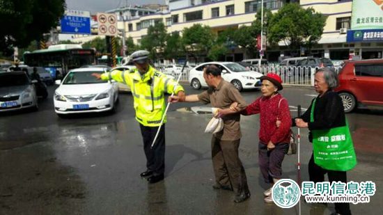 昨夜強(qiáng)降雨 昆明警方聞警而動(dòng)防汛減災(zāi) 昨夜強(qiáng)降雨 昆明警方聞警而動(dòng)防汛減災(zāi)
