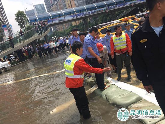 昨夜強(qiáng)降雨 昆明警方聞警而動(dòng)防汛減災(zāi) 昨夜強(qiáng)降雨 昆明警方聞警而動(dòng)防汛減災(zāi)