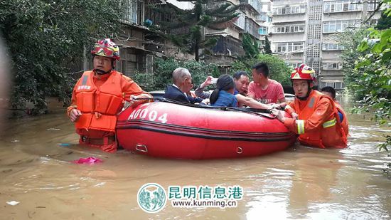 暴雨致昆明官渡六甲一老年公寓被淹 消防緊急施救 暴雨致昆明官渡六甲一老年公寓被淹 消防緊急施救