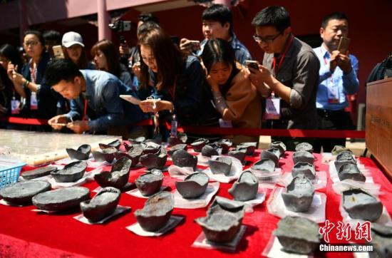 圖為民眾圍觀考古發(fā)掘出的文物 圖為民眾圍觀考古發(fā)掘出的文物