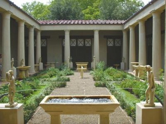 經(jīng)過修復(fù)的龐貝大宅庭院內(nèi)的噴泉 經(jīng)過修復(fù)的龐貝大宅庭院內(nèi)的噴泉