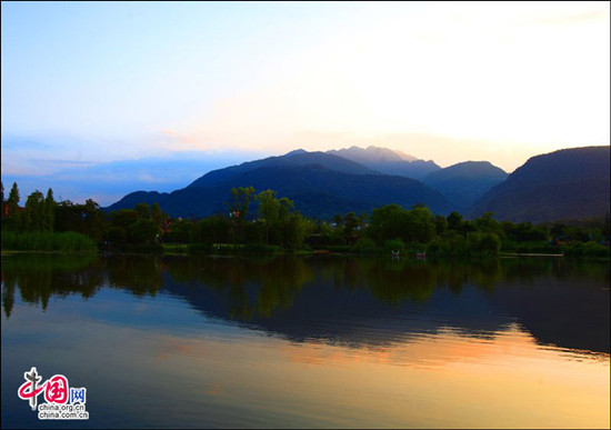 峨眉半月晝晴夜雨 密林避暑空氣一級優(yōu)