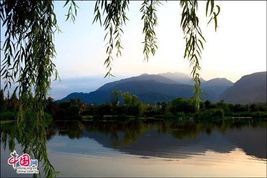 峨眉半月晝晴夜雨 密林避暑空氣一級優(yōu)