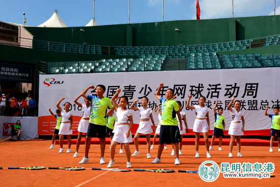 小運(yùn)動(dòng)員們賽前的文藝表演 小運(yùn)動(dòng)員們賽前的文藝表演