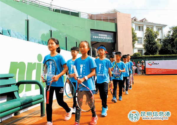 全國青少年網(wǎng)球活動周安寧揭幕 奧運冠軍李婷指導(dǎo)小選手