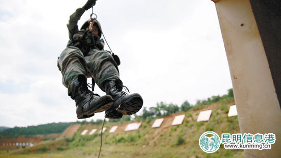 懂理論會格斗 女子特戰(zhàn)隊敢獵殺敢爆破 懂理論會格斗 女子特戰(zhàn)隊敢獵殺敢爆破
