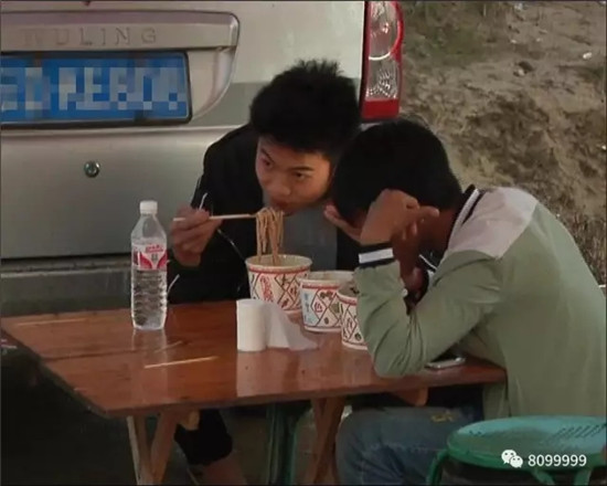 開閘泄洪后羅平一水塘現(xiàn)巨型'水怪' 目擊者視頻驚動中科院專家