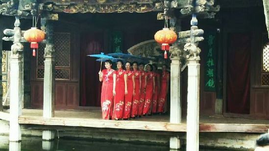 建水朱家花園舉辦百人旗袍秀