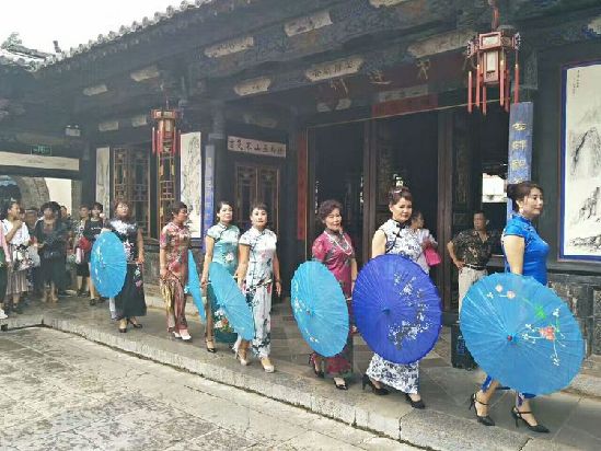 建水朱家花園舉辦百人旗袍秀