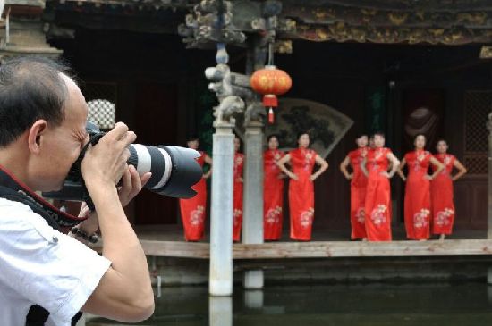 建水朱家花園舉辦百人旗袍秀