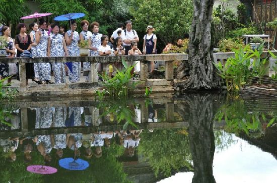 建水朱家花園舉辦百人旗袍秀
