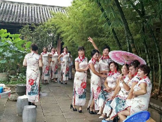 建水朱家花園舉辦百人旗袍秀