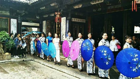 建水朱家花園舉辦百人旗袍秀