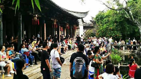 建水朱家花園舉辦百人旗袍秀