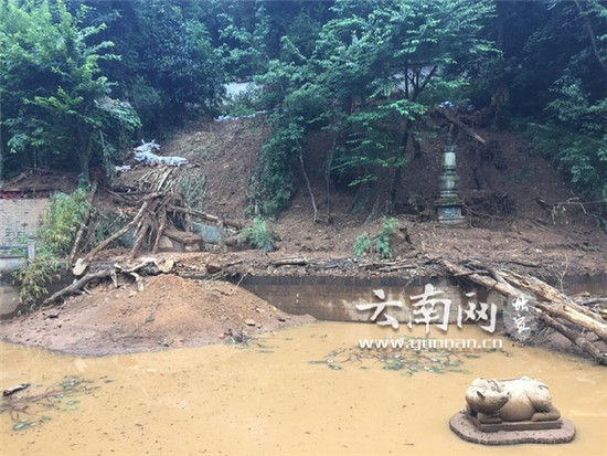 泥石流沖破圍墻流入放生池 泥石流沖破圍墻流入放生池