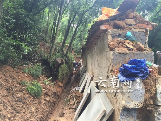 工人正在圍墻后挖排水溝渠 工人正在圍墻后挖排水溝渠