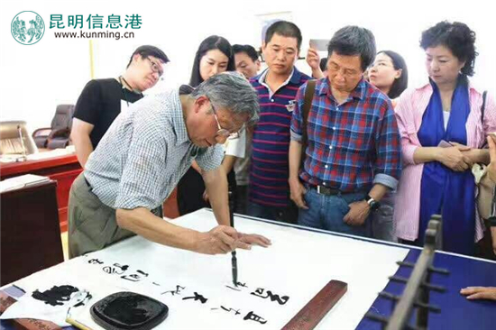 著名書法家趙浩如做客彩云讀書會 呼吁多讀書勤練字 著名書法家趙浩如做客彩云讀書會 呼吁多讀書勤練字