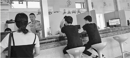 兩個(gè)男孩去警方報(bào)案 兩個(gè)男孩去警方報(bào)案