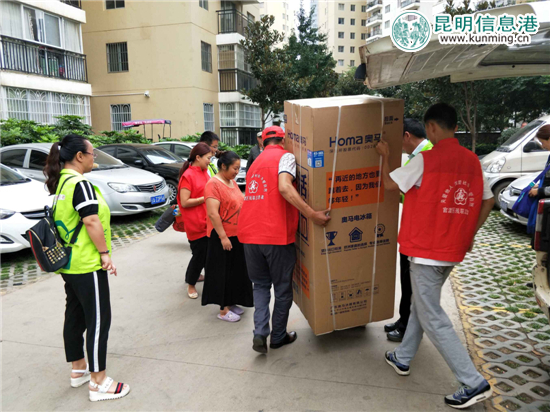 關(guān)上社區(qū)殘聯(lián)關(guān)愛殘疾人 為兩戶低保殘疾家庭送冰箱