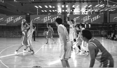 籃球愛好者在北京科技大學(xué)體育館打籃球。鞠洋攝/光明圖片