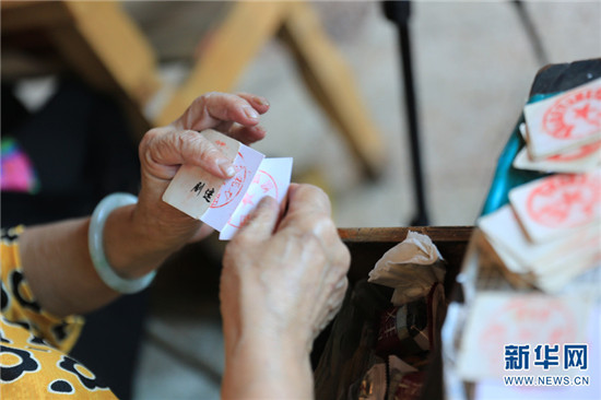樓上唱戲樓下賣菜 這個菜市場里有天籟 樓上唱戲樓下賣菜 這個菜市場里有天籟