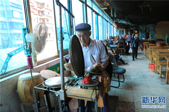 樓上唱戲樓下賣菜 這個菜市場里有天籟 樓上唱戲樓下賣菜 這個菜市場里有天籟