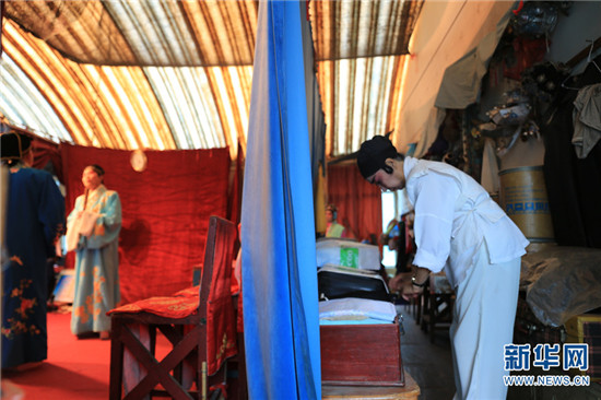 樓上唱戲樓下賣菜 這個菜市場里有天籟 樓上唱戲樓下賣菜 這個菜市場里有天籟