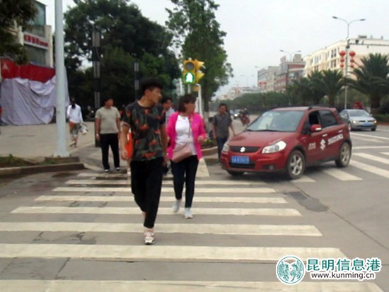 嵩明交警開出首張“不禮讓斑馬線”違法處罰單
