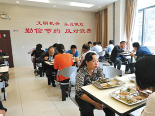 昆明機(jī)關(guān)食堂“光盤(pán)行動(dòng)”蔚然成風(fēng) 昆明機(jī)關(guān)食堂“光盤(pán)行動(dòng)”蔚然成風(fēng)