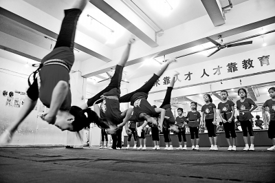 8月9日，安徽省淮南市小百靈京劇團(tuán)學(xué)員利用假期學(xué)習(xí)京劇基本功。陳彬攝/光明圖片