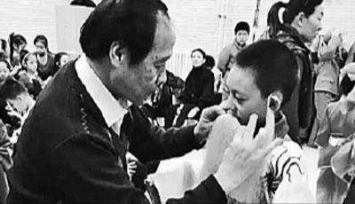     中國戲曲學(xué)院教師劉勉宗在首醫(yī)大附小戲曲課程期末教學(xué)匯報中指導(dǎo)學(xué)生登臺展示。資料圖片