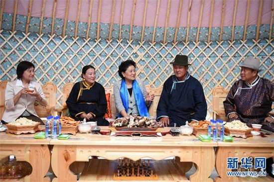 劉延?xùn)|率中央代表團(tuán)二分團(tuán)赴赤峰 呼倫貝爾 烏蘭察布看望慰問(wèn)各族干部群眾 劉延?xùn)|率中央代表團(tuán)二分團(tuán)赴赤峰 呼倫貝爾 烏蘭察布看望慰問(wèn)各族干部群眾