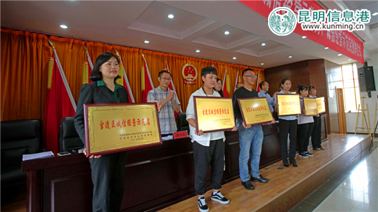 “野生菌一條街”獲評誠信經(jīng)營示范街 73家店獲評誠信經(jīng)營示范店 “野生菌一條街”獲評誠信經(jīng)營示范街 73家店獲評誠信經(jīng)營示范店