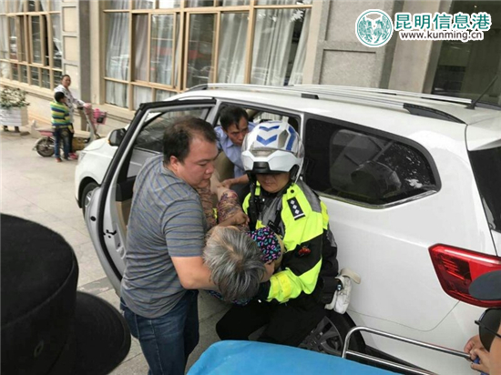 老人昏迷急送醫(yī)院遇暴雨堵車 春城騎警為生命護(hù)航