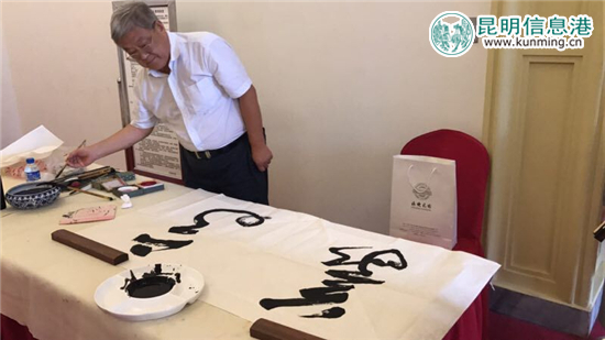 “青松風(fēng)骨—喜迎黨的十九大大型書畫展”在云南美術(shù)館開(kāi)展