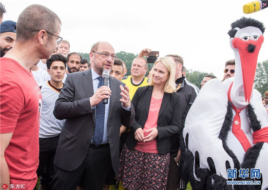 德國總理候選人舒爾茨踢足球秀球技