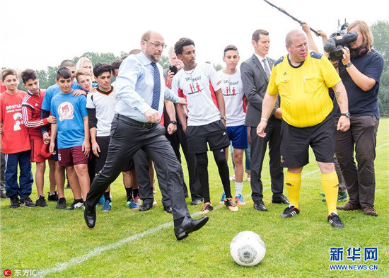 德國總理候選人舒爾茨踢足球秀球技