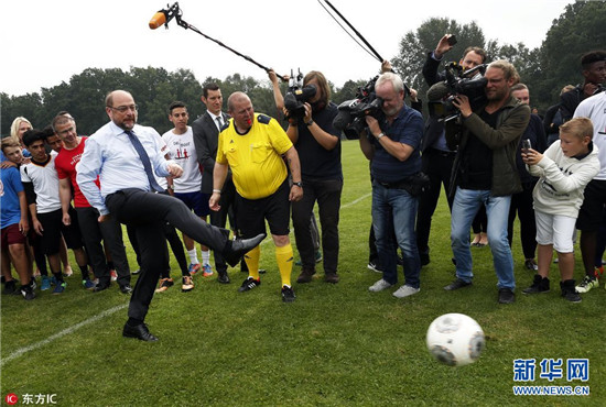 德國總理候選人舒爾茨踢足球秀球技