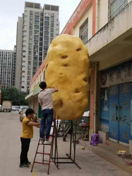 東川美食街搞大事 冒出個4米高驚天大洋芋