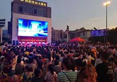 東川美食街搞大事 冒出個4米高驚天大洋芋