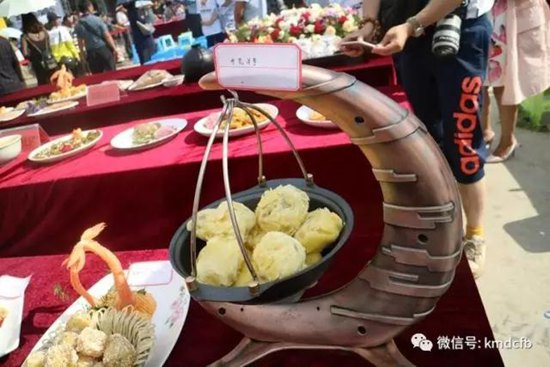 2017銅都開花洋芋節(jié)開幕 一個洋芋拍出5000元