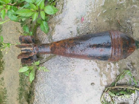 保山接連幾天下大雨 沖出一枚迫擊炮彈 保山接連幾天下大雨 沖出一枚迫擊炮彈