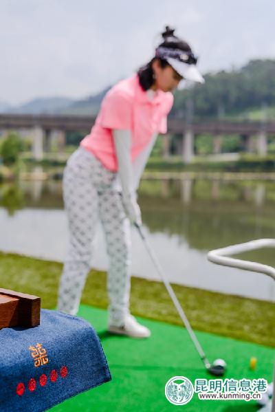 客戶可以通過(guò)“一棵古樹(shù)茶”平臺(tái)到安寧和平山莊體驗(yàn)水上高爾夫。