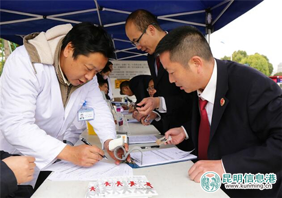 昆明市第二屆公務(wù)員無償獻(xiàn)血月，26名檢察干警無償獻(xiàn)血7800毫升。